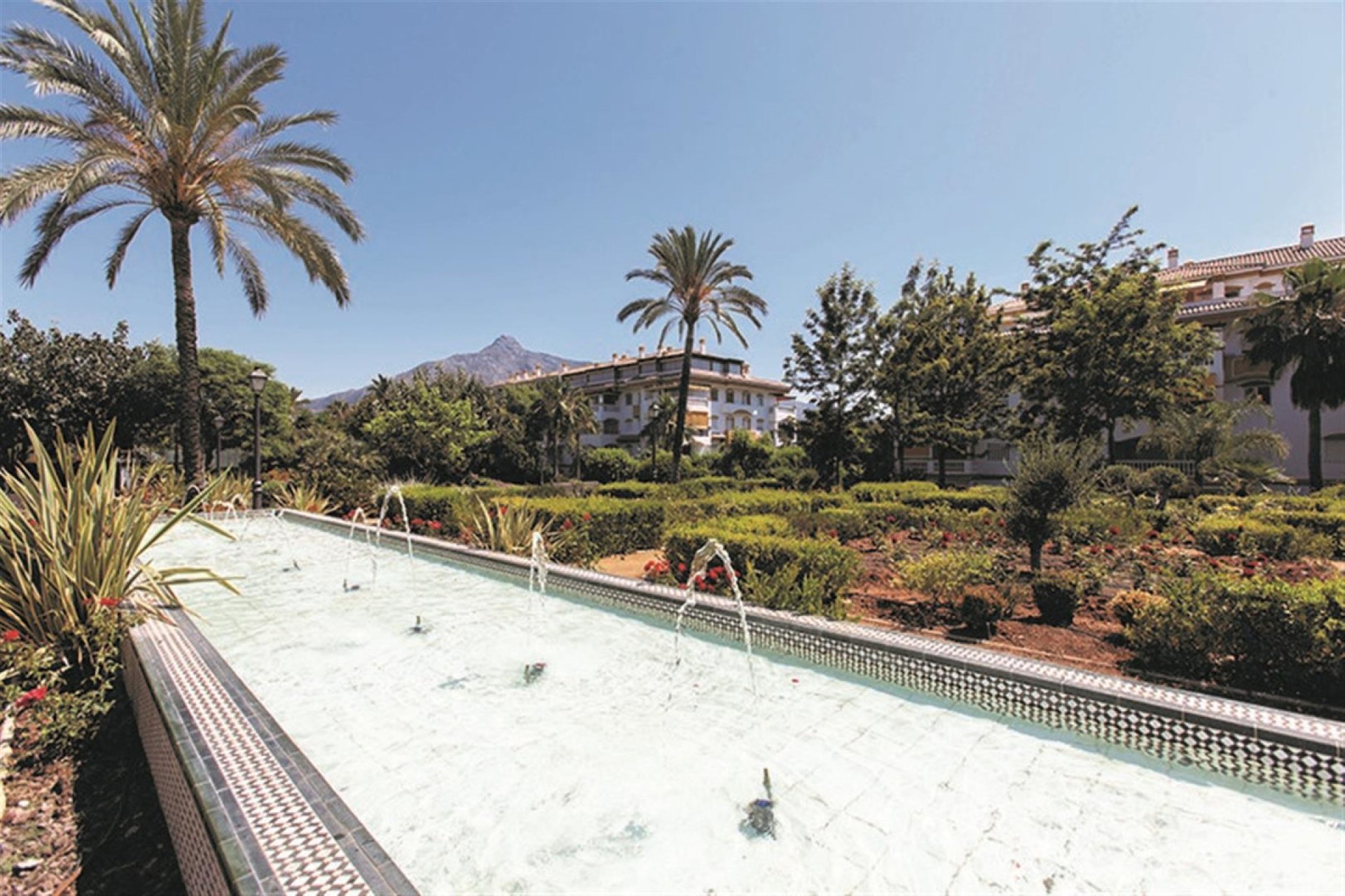 Resale - Apartment - Middle Floor Apartment - Marbella - Nueva Andalucia