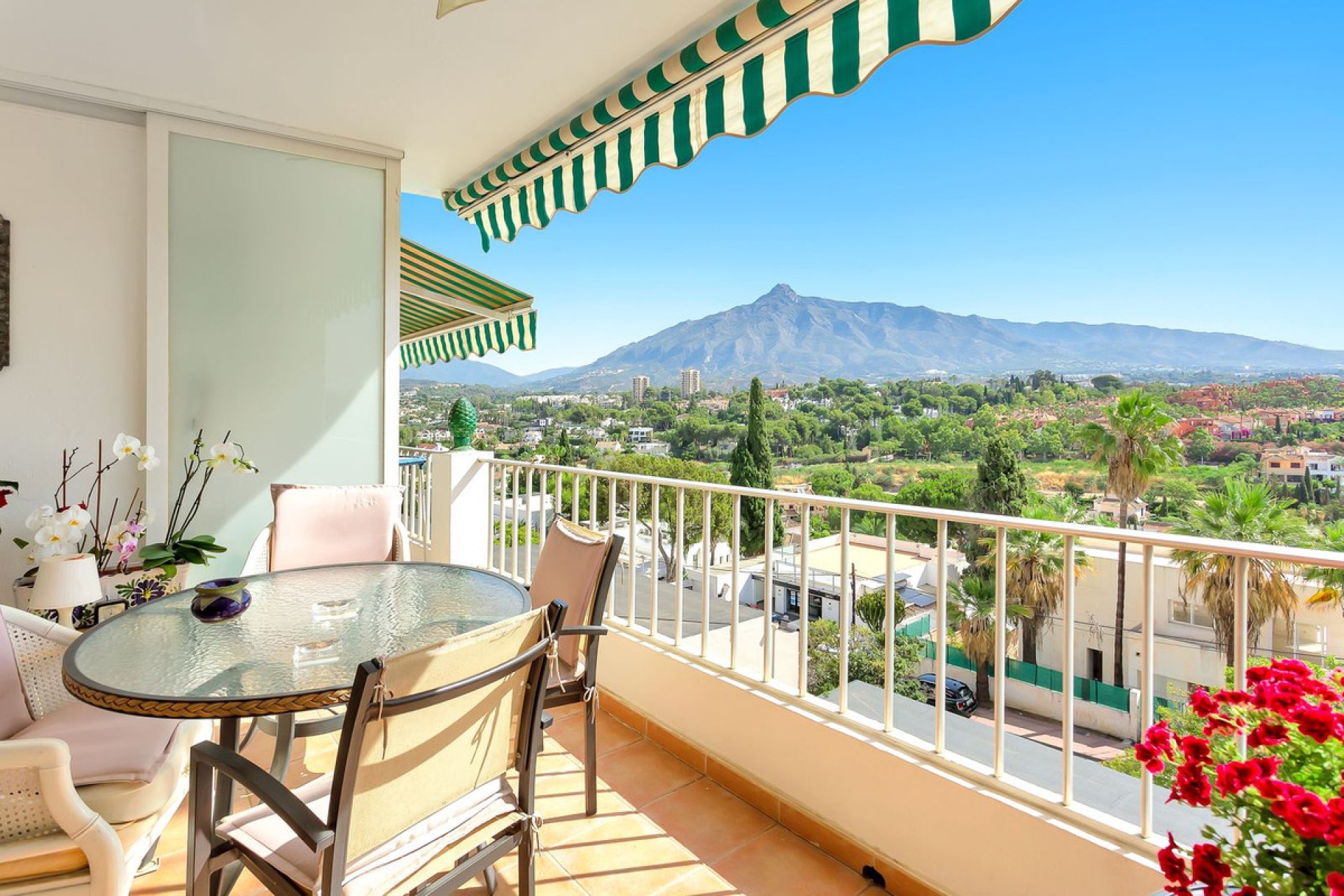 Resale - Apartment - Middle Floor Apartment - Marbella - Nueva Andalucia