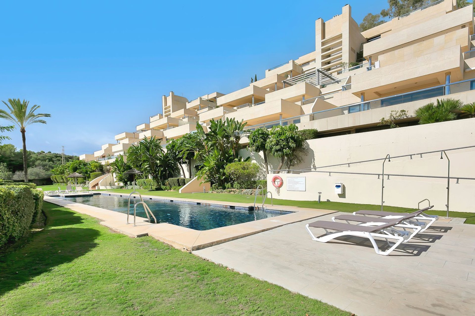 Resale - Apartment - Middle Floor Apartment - Marbella - Nueva Andalucia