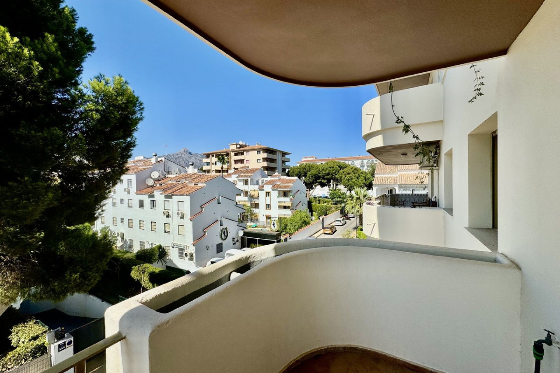 Resale - Apartment - Middle Floor Apartment - Marbella - Nueva Andalucia