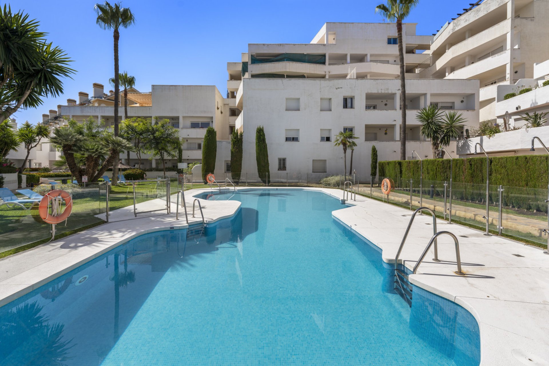 Resale - Apartment - Middle Floor Apartment - Marbella - Nueva Andalucia