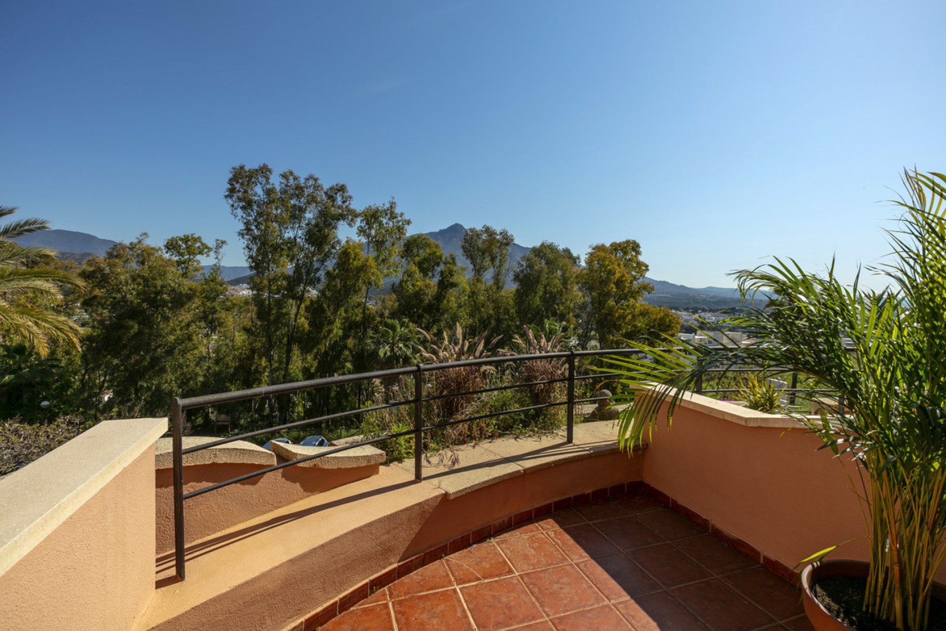 Resale - Apartment - Middle Floor Apartment - Marbella - Nueva Andalucia