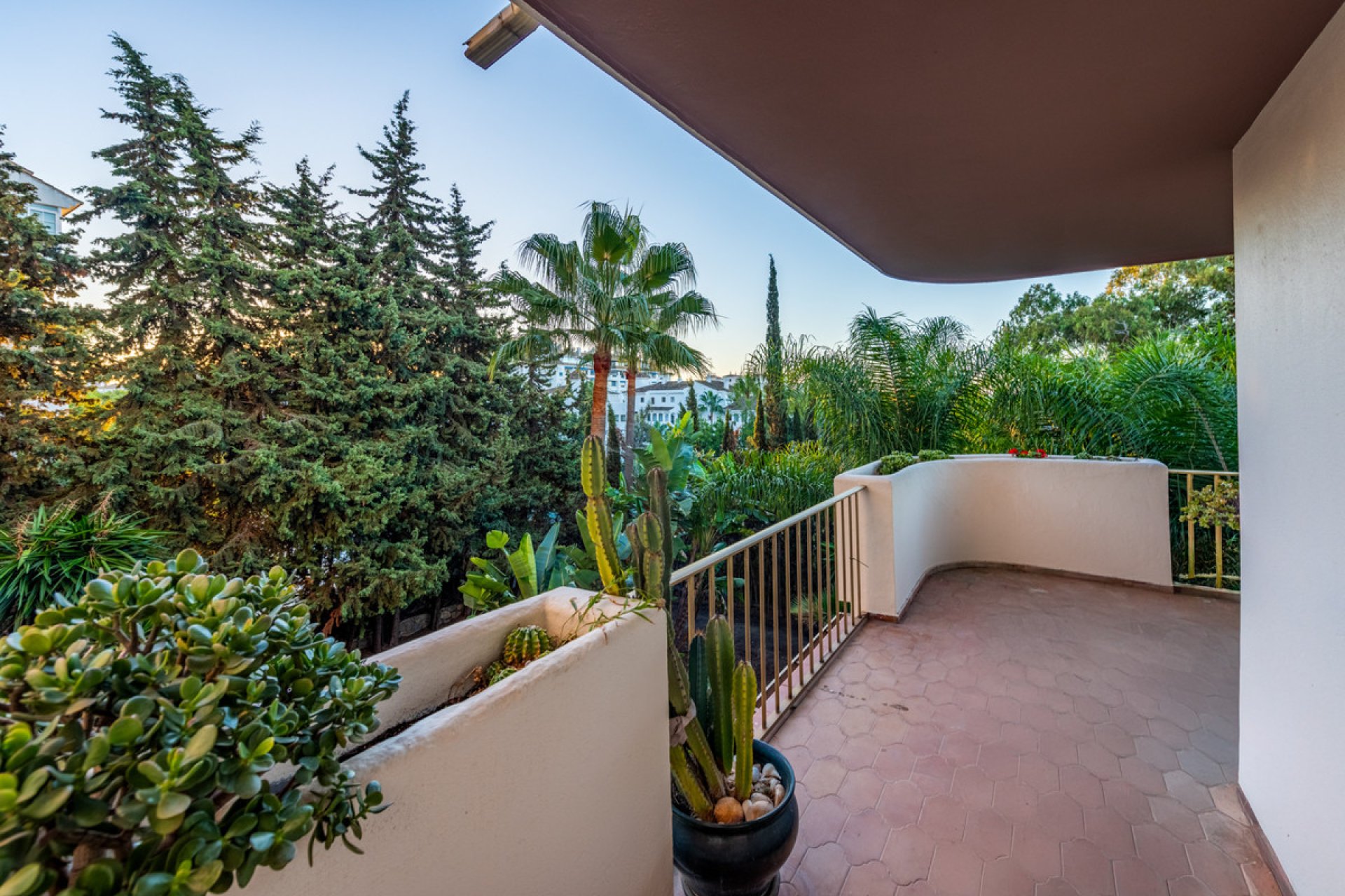 Resale - Apartment - Middle Floor Apartment - Marbella - Nueva Andalucia