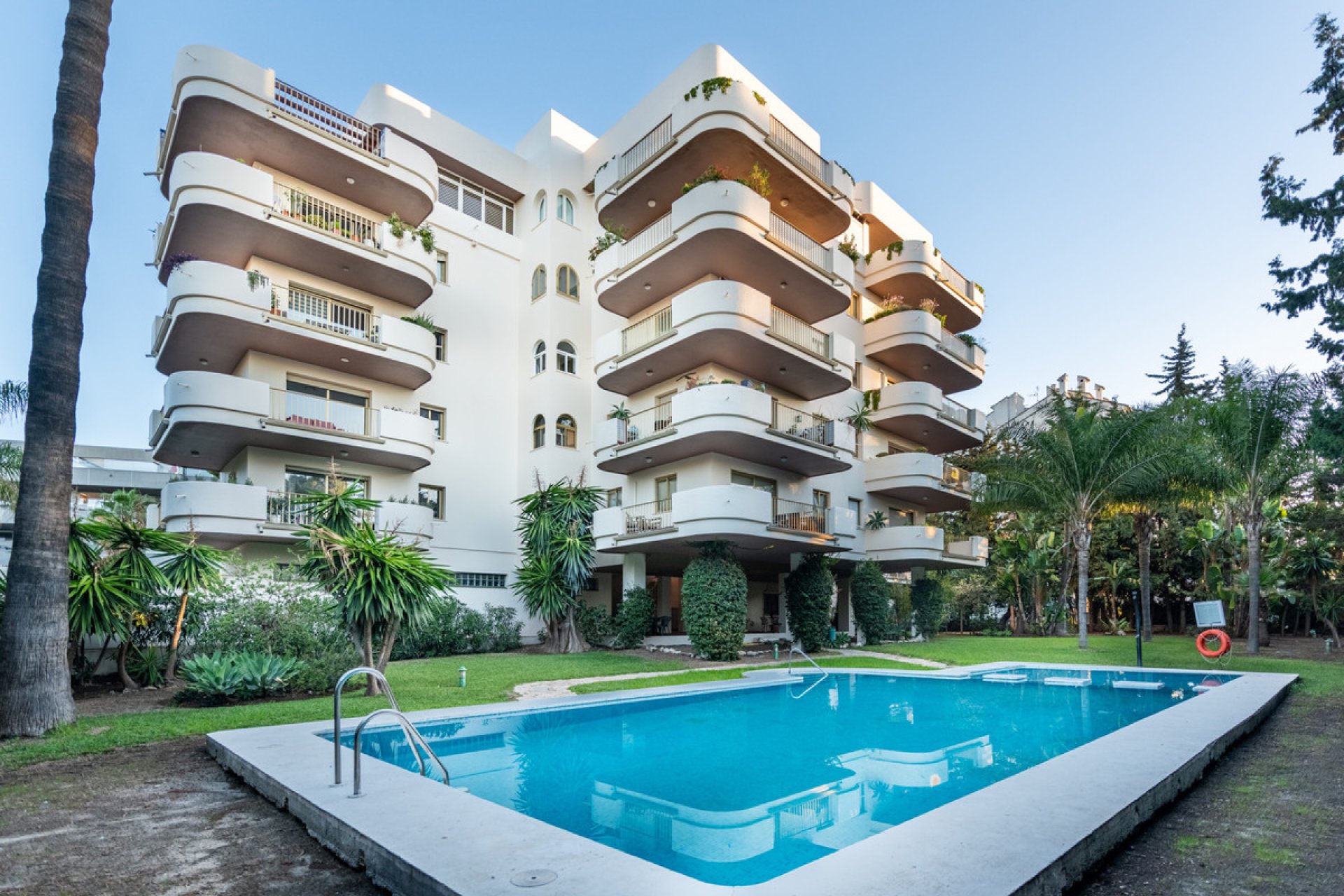 Resale - Apartment - Middle Floor Apartment - Marbella - Nueva Andalucia