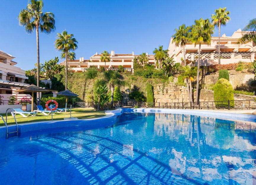 Resale - Apartment - Middle Floor Apartment - Marbella - Nueva Andalucia