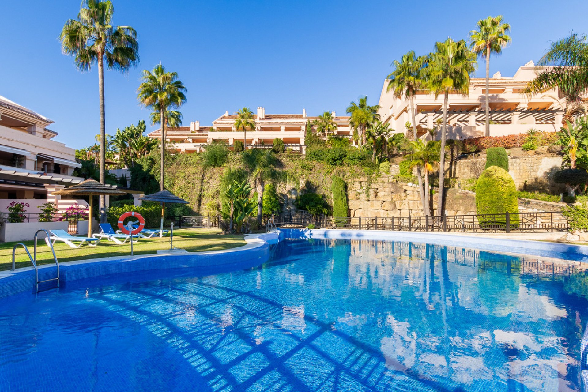 Resale - Apartment - Middle Floor Apartment - Marbella - Nueva Andalucia