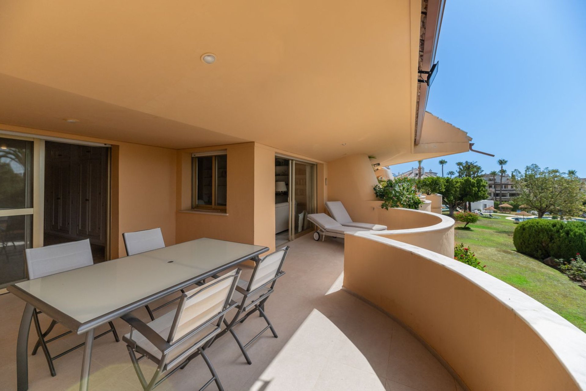 Resale - Apartment - Middle Floor Apartment - Marbella - Nueva Andalucia