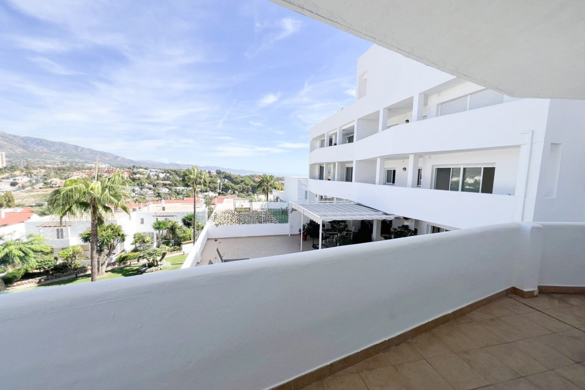 Resale - Apartment - Middle Floor Apartment - Marbella - Nueva Andalucia