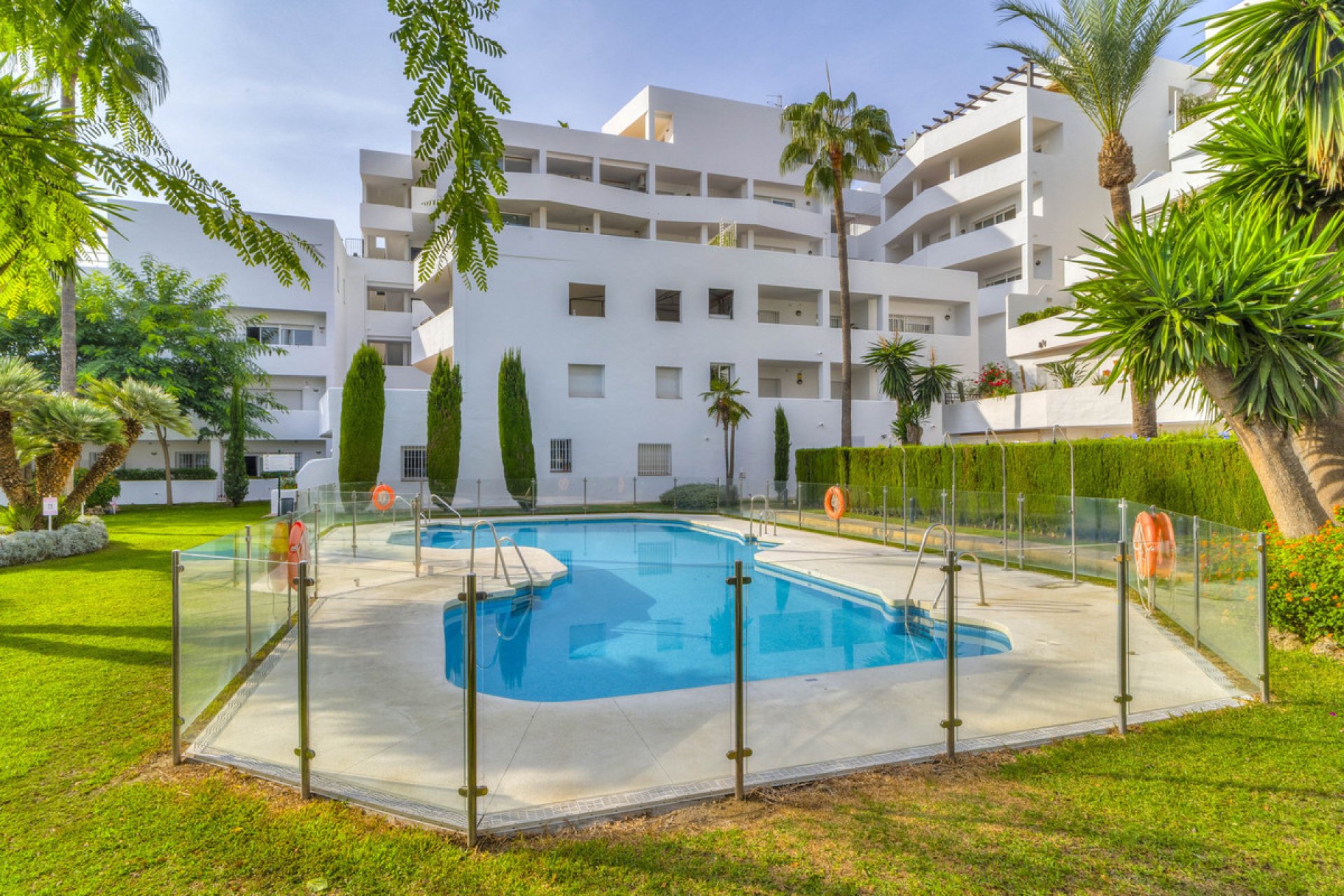 Resale - Apartment - Middle Floor Apartment - Marbella - Nueva Andalucia