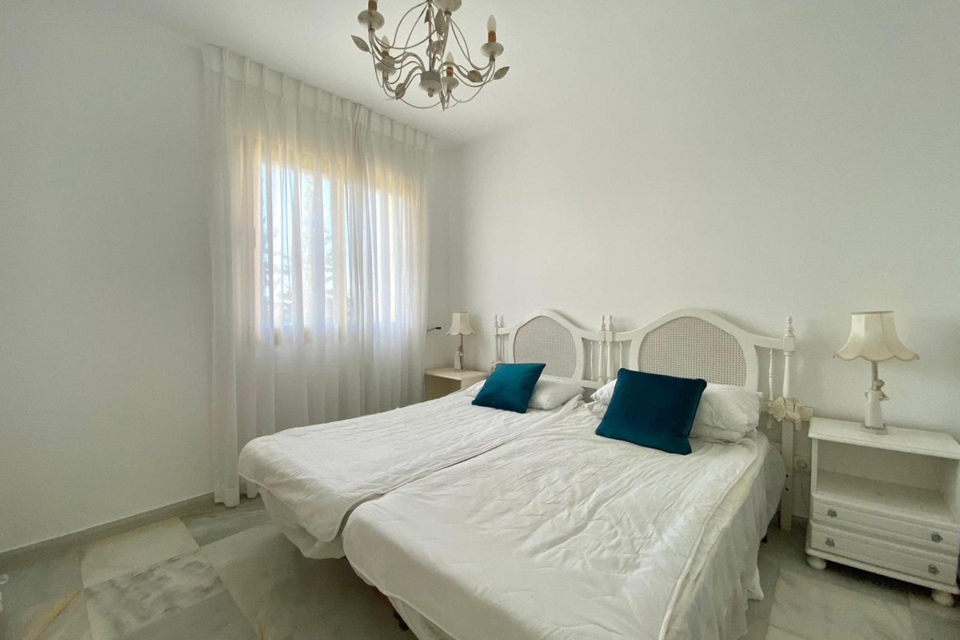 Resale - Apartment - Middle Floor Apartment - Marbella - Nueva Andalucia