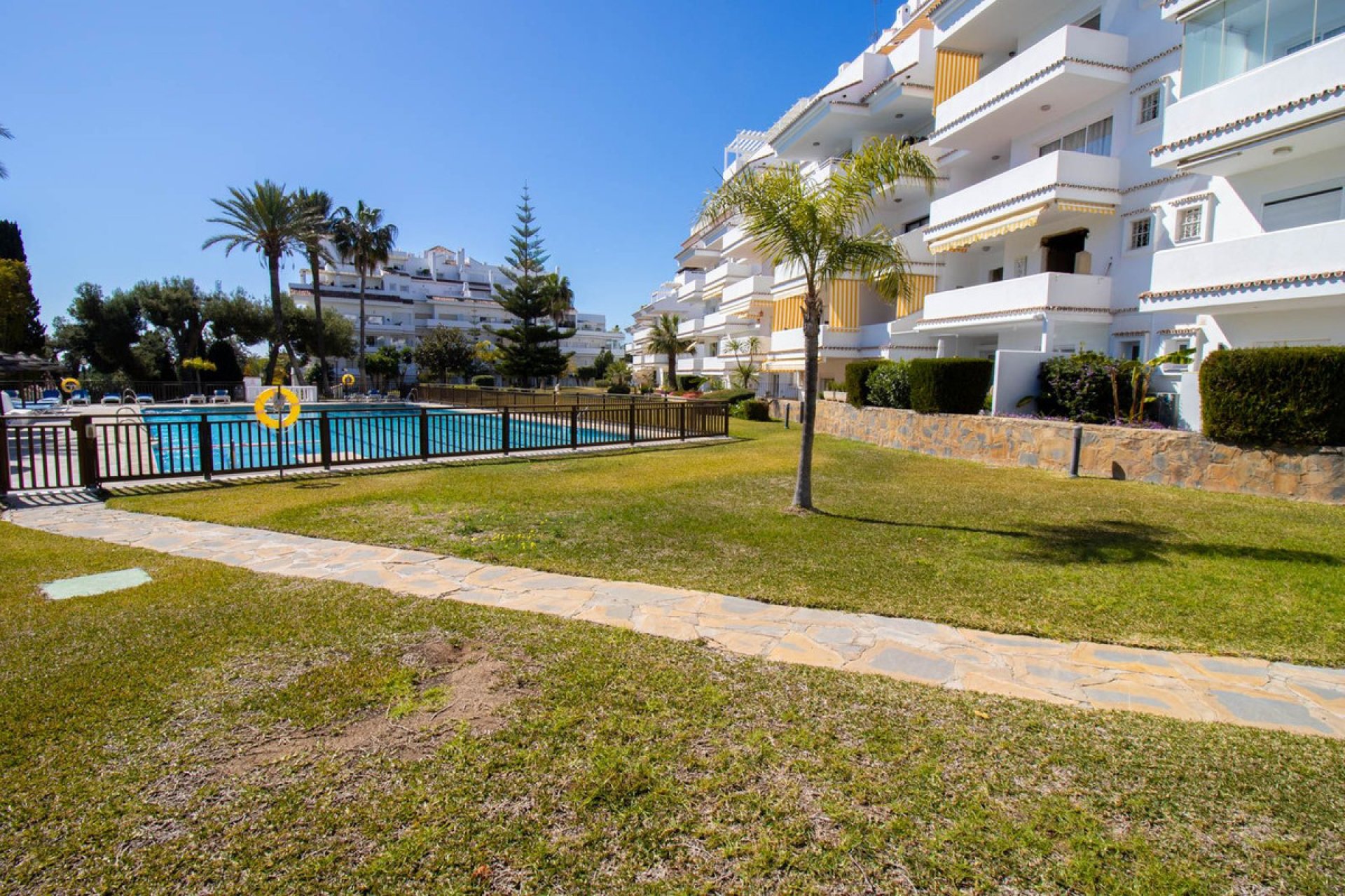 Resale - Apartment - Middle Floor Apartment - Marbella - Nueva Andalucia