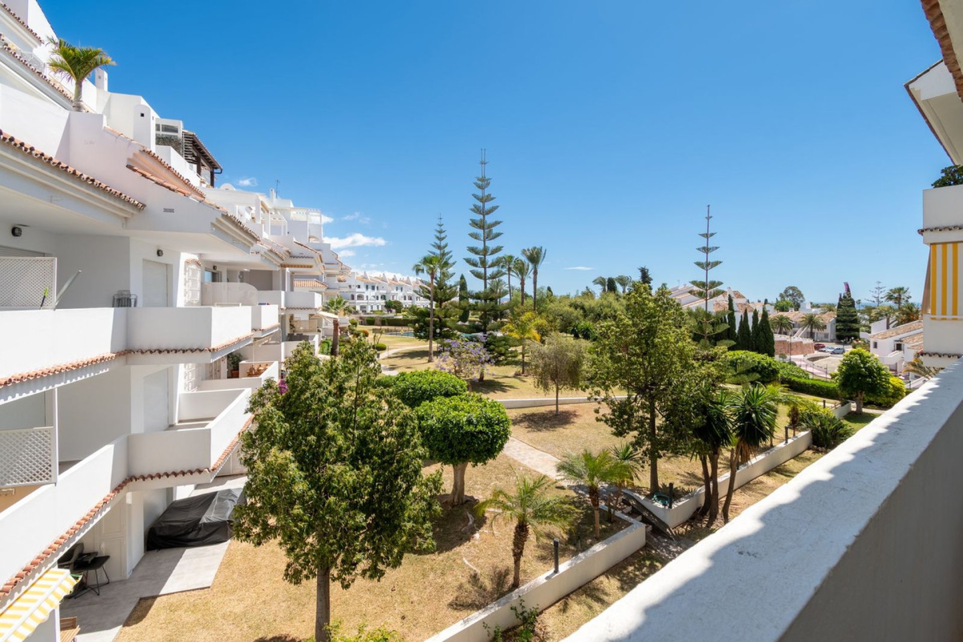 Resale - Apartment - Middle Floor Apartment - Marbella - Nueva Andalucia