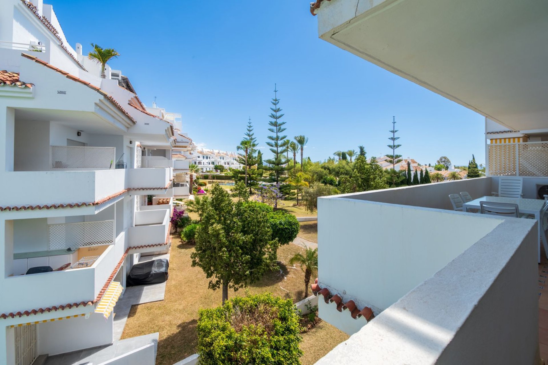 Resale - Apartment - Middle Floor Apartment - Marbella - Nueva Andalucia