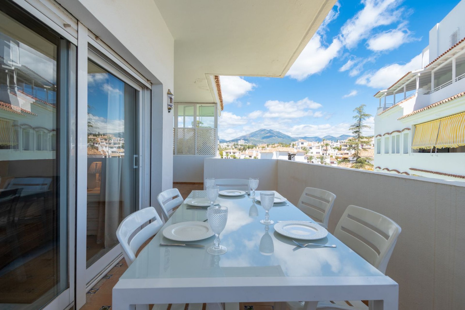 Resale - Apartment - Middle Floor Apartment - Marbella - Nueva Andalucia