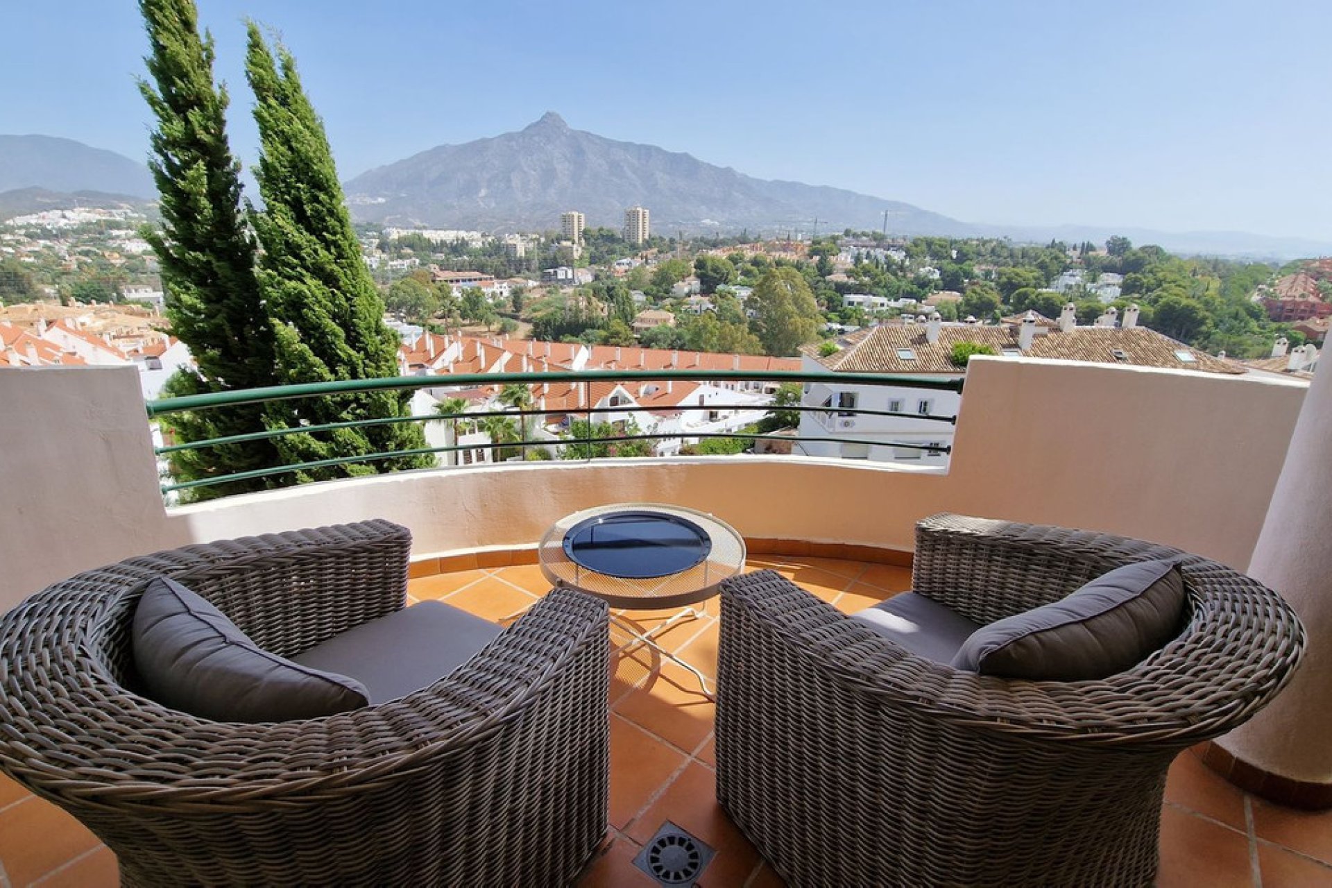 Resale - Apartment - Middle Floor Apartment - Marbella - Nueva Andalucia