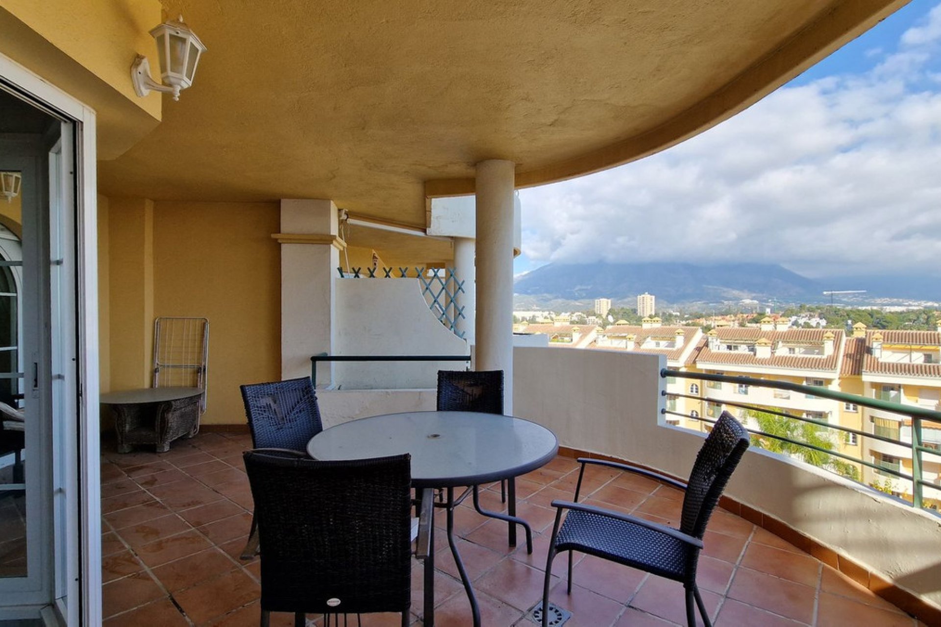 Resale - Apartment - Middle Floor Apartment - Marbella - Nueva Andalucia