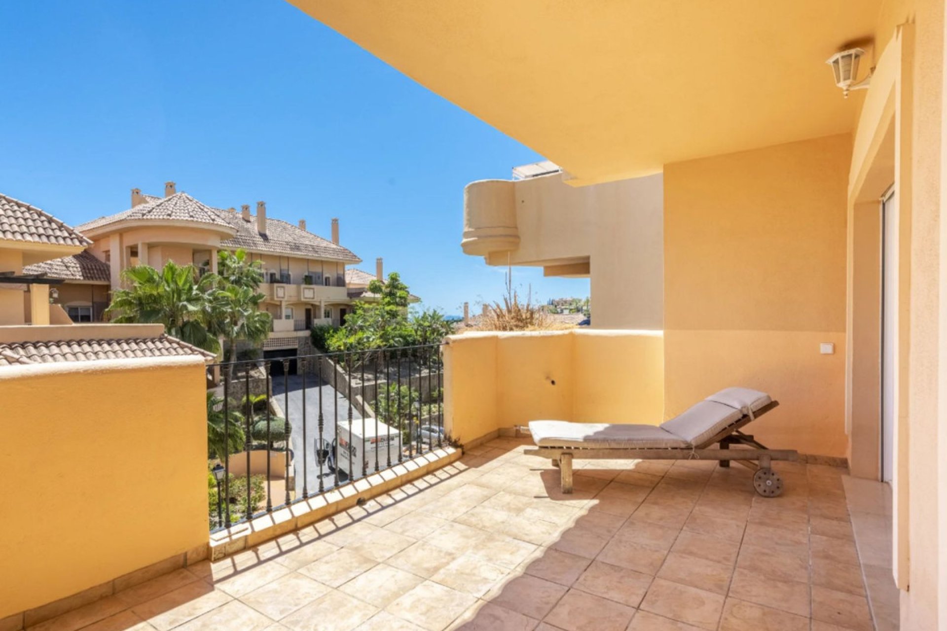 Resale - Apartment - Middle Floor Apartment - Marbella - Nueva Andalucia