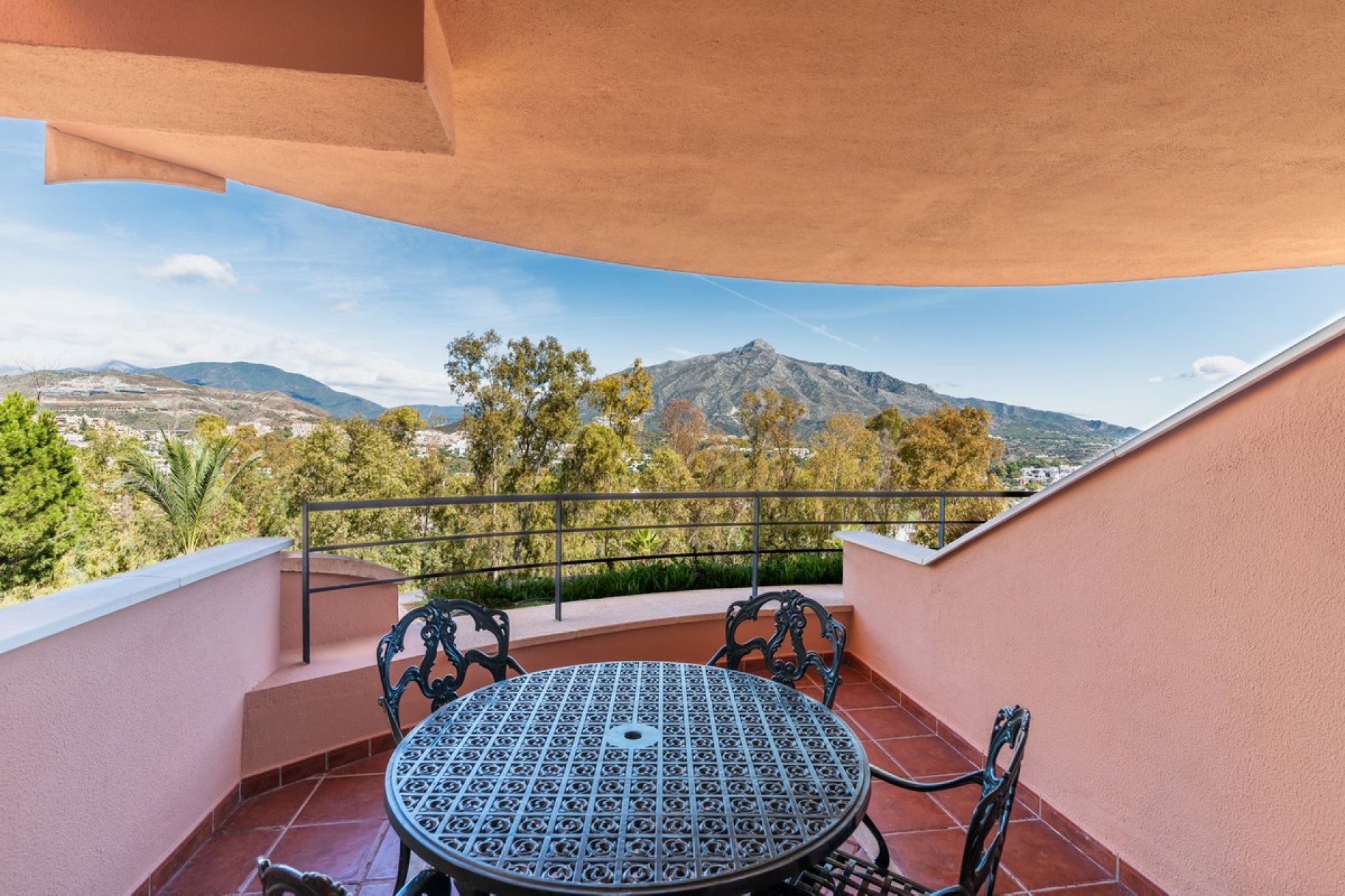 Resale - Apartment - Middle Floor Apartment - Marbella - Nueva Andalucia