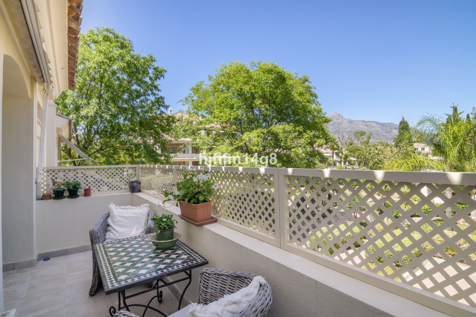 Resale - Apartment - Middle Floor Apartment - Marbella - Nueva Andalucia