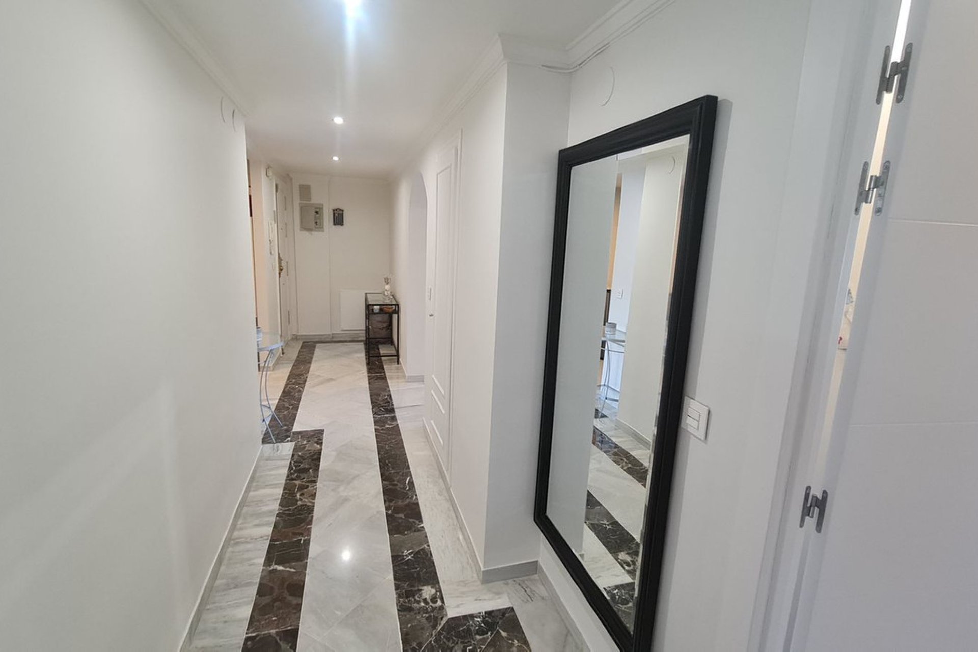 Resale - Apartment - Middle Floor Apartment - Marbella - Nueva Andalucia