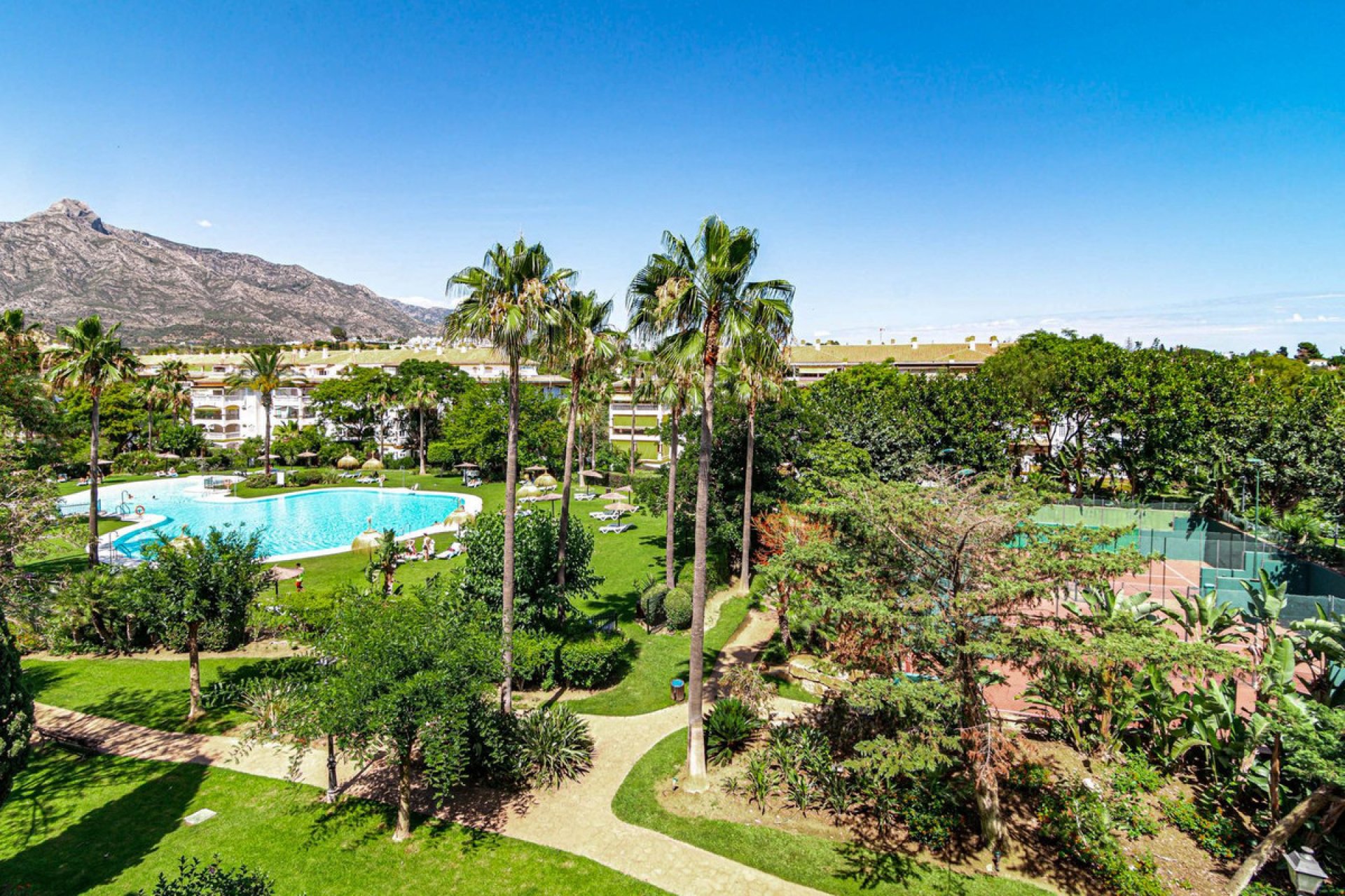 Resale - Apartment - Middle Floor Apartment - Marbella - Nueva Andalucia