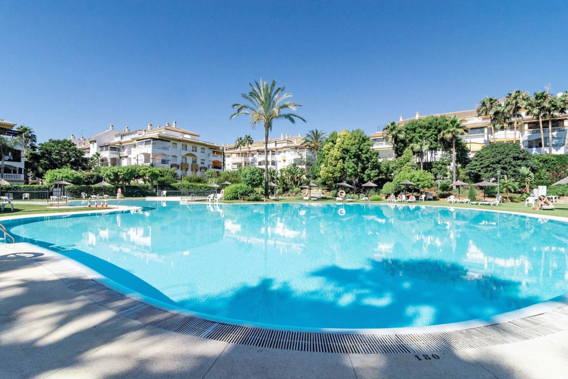 Resale - Apartment - Middle Floor Apartment - Marbella - Nueva Andalucia