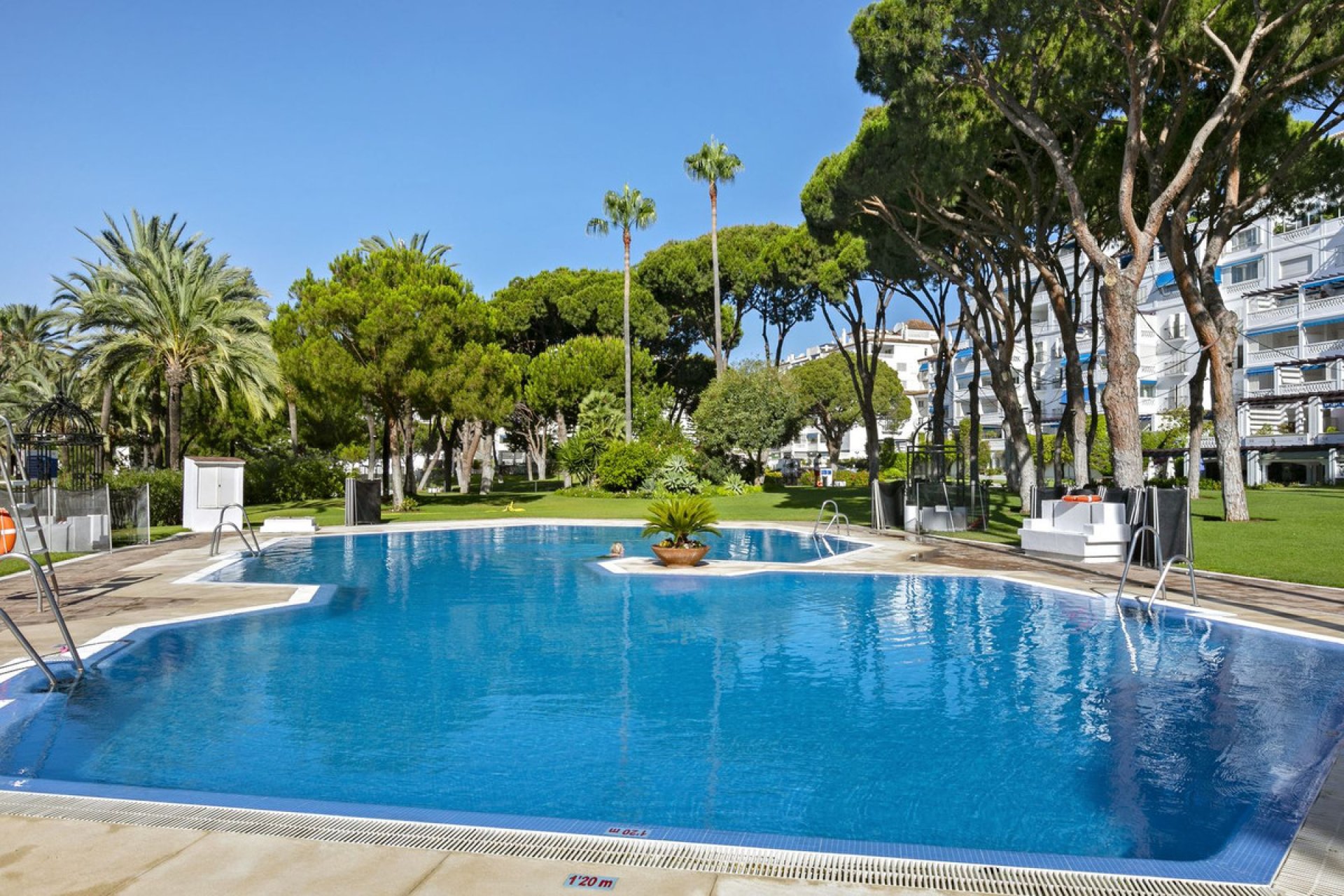 Resale - Apartment - Middle Floor Apartment - Marbella - Nueva Andalucia