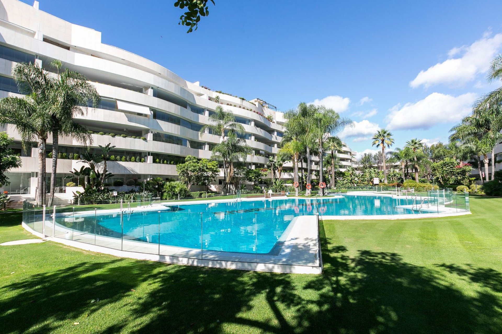 Resale - Apartment - Middle Floor Apartment - Marbella - Nueva Andalucia