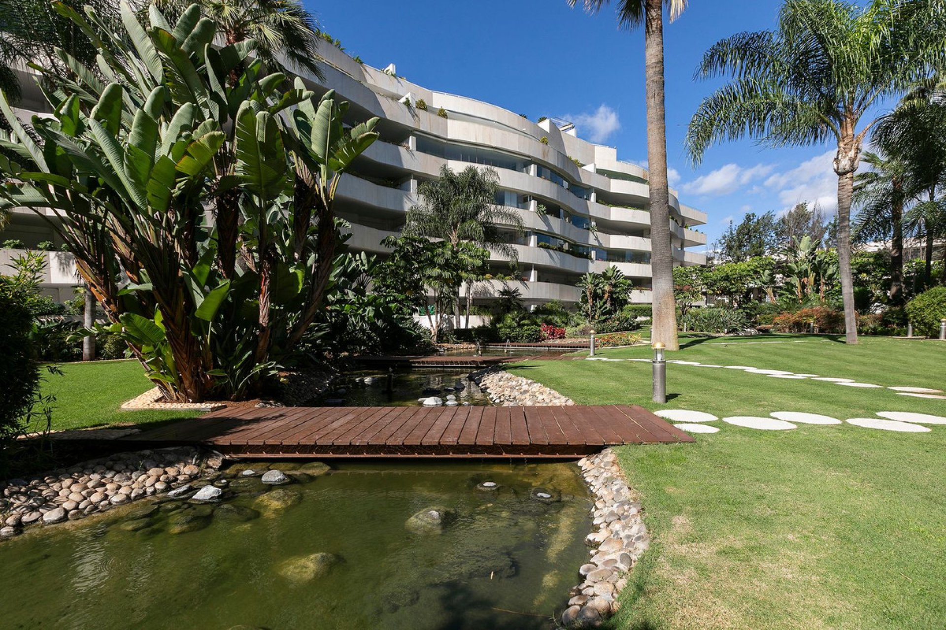 Resale - Apartment - Middle Floor Apartment - Marbella - Nueva Andalucia