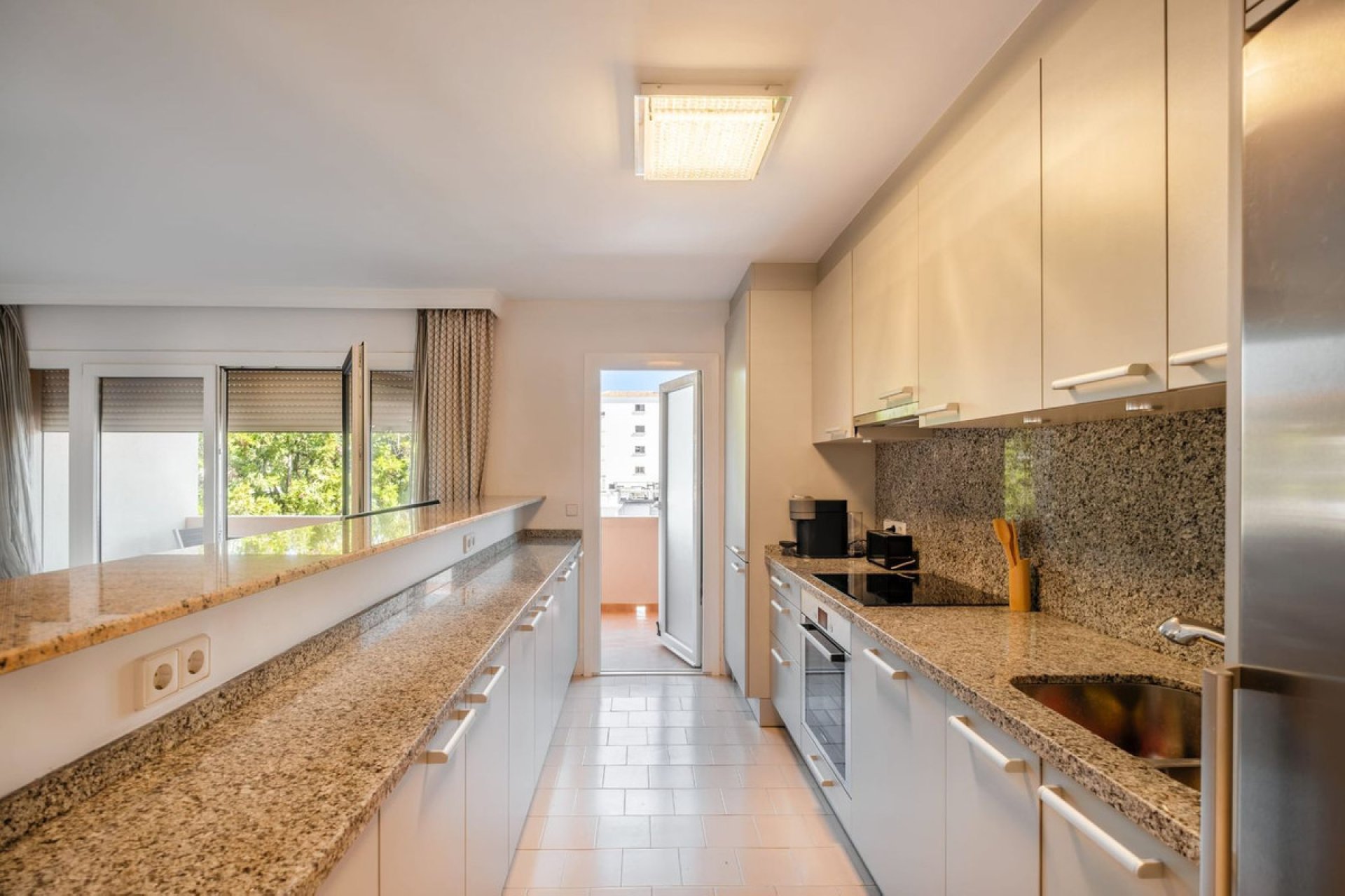 Resale - Apartment - Middle Floor Apartment - Marbella - Nueva Andalucia