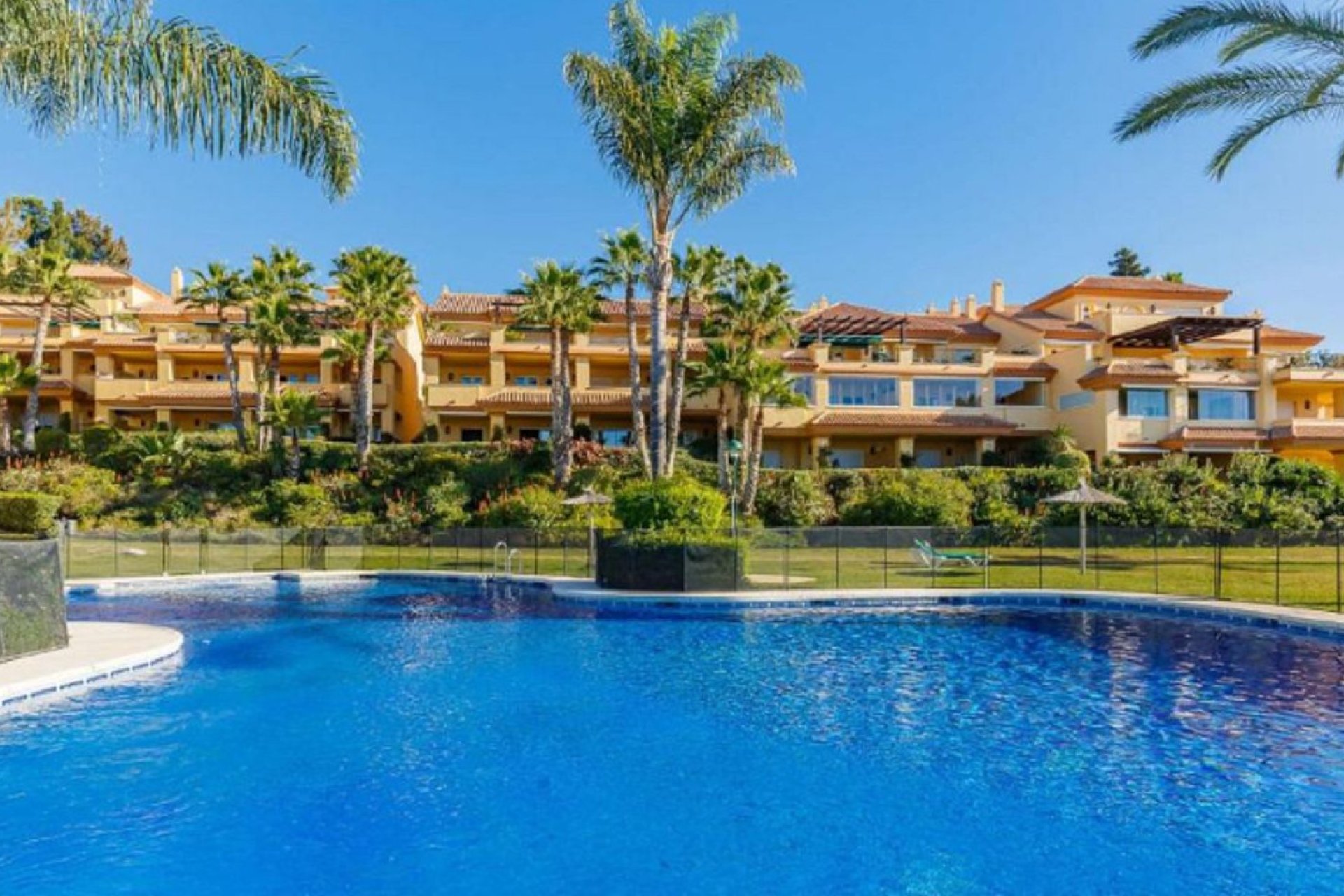 Resale - Apartment - Middle Floor Apartment - Marbella - Nueva Andalucia