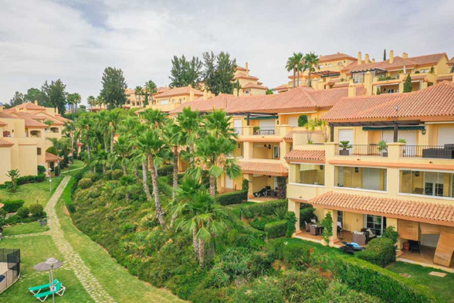 Resale - Apartment - Middle Floor Apartment - Marbella - Nueva Andalucia