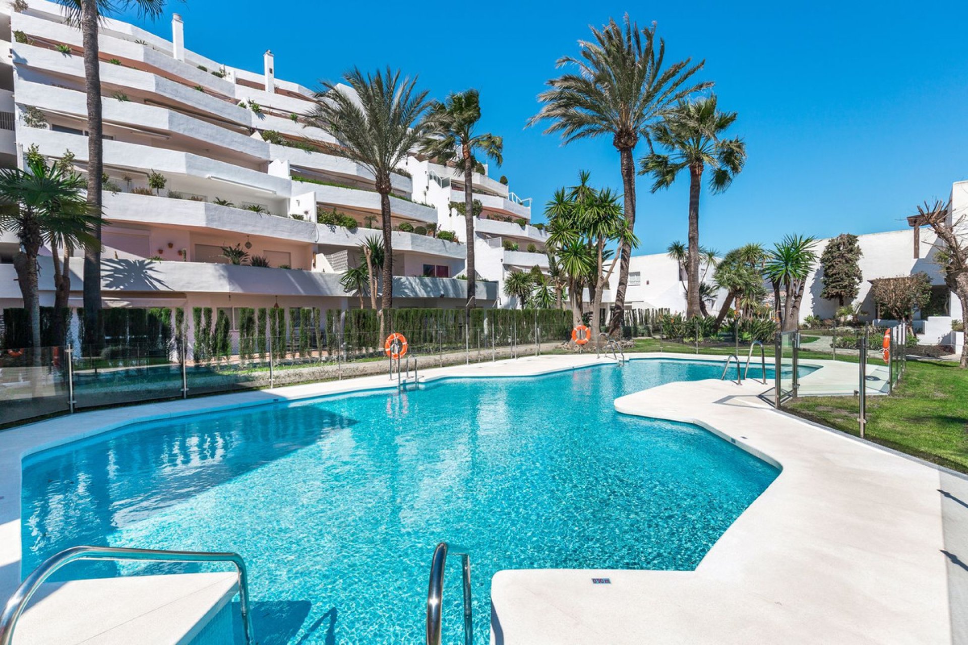 Resale - Apartment - Middle Floor Apartment - Marbella - Nueva Andalucia