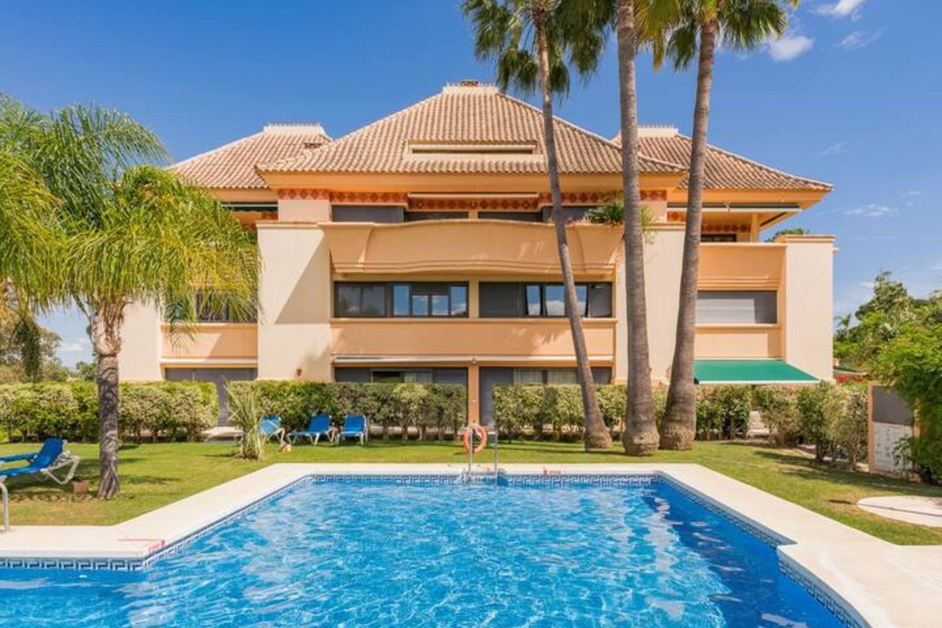 Resale - Apartment - Middle Floor Apartment - Marbella - Nueva Andalucia