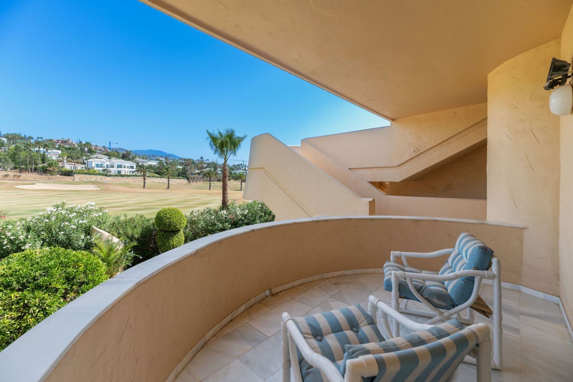 Resale - Apartment - Middle Floor Apartment - Marbella - Nueva Andalucia