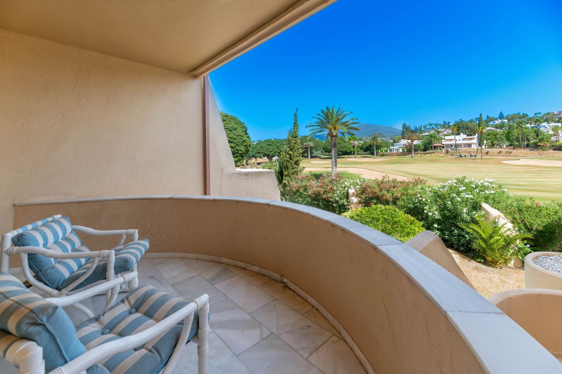 Resale - Apartment - Middle Floor Apartment - Marbella - Nueva Andalucia