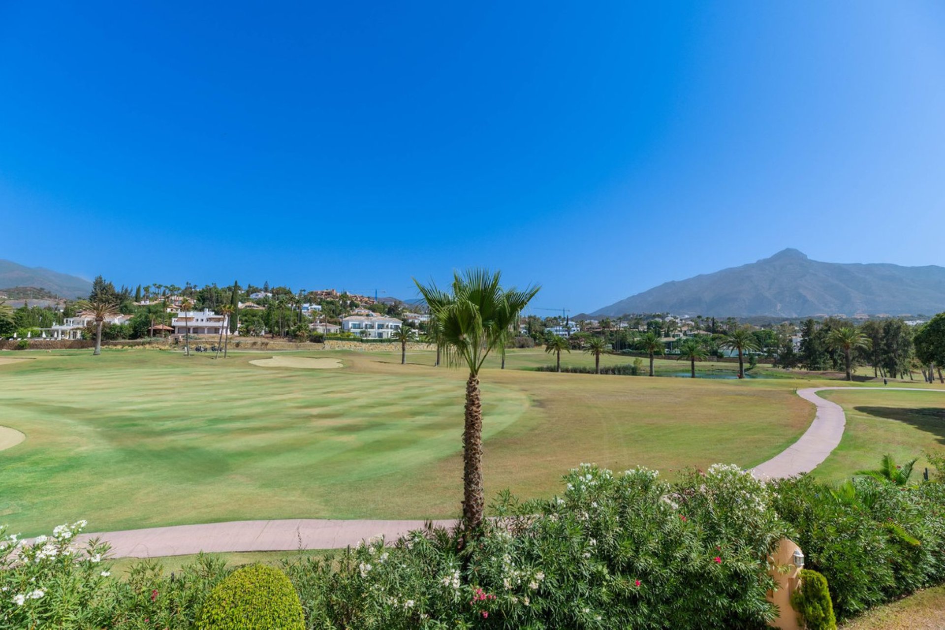 Resale - Apartment - Middle Floor Apartment - Marbella - Nueva Andalucia