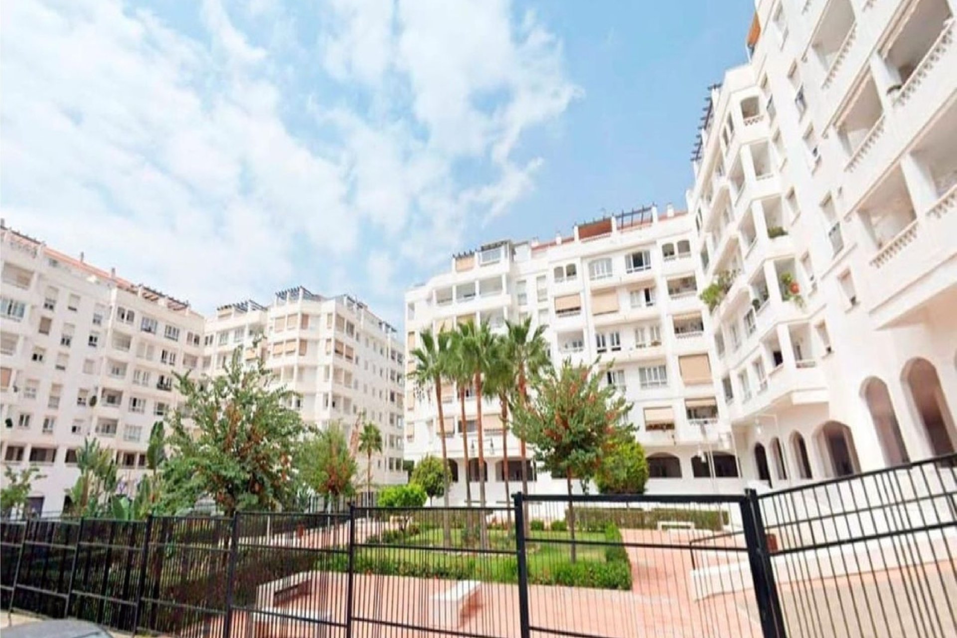 Resale - Apartment - Middle Floor Apartment - Marbella - Nueva Andalucia