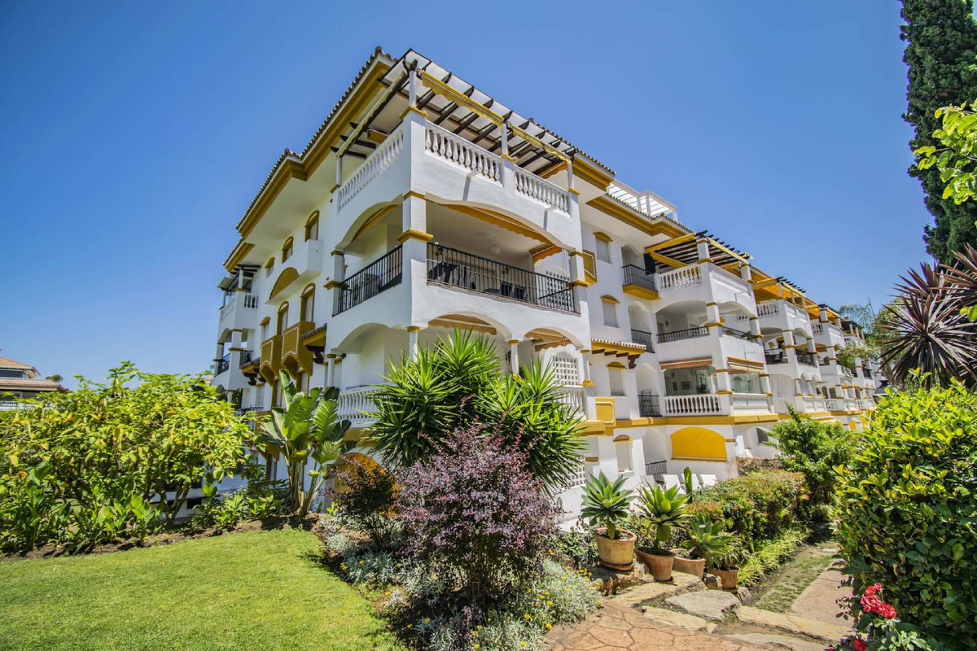 Resale - Apartment - Middle Floor Apartment - Marbella - Nueva Andalucia