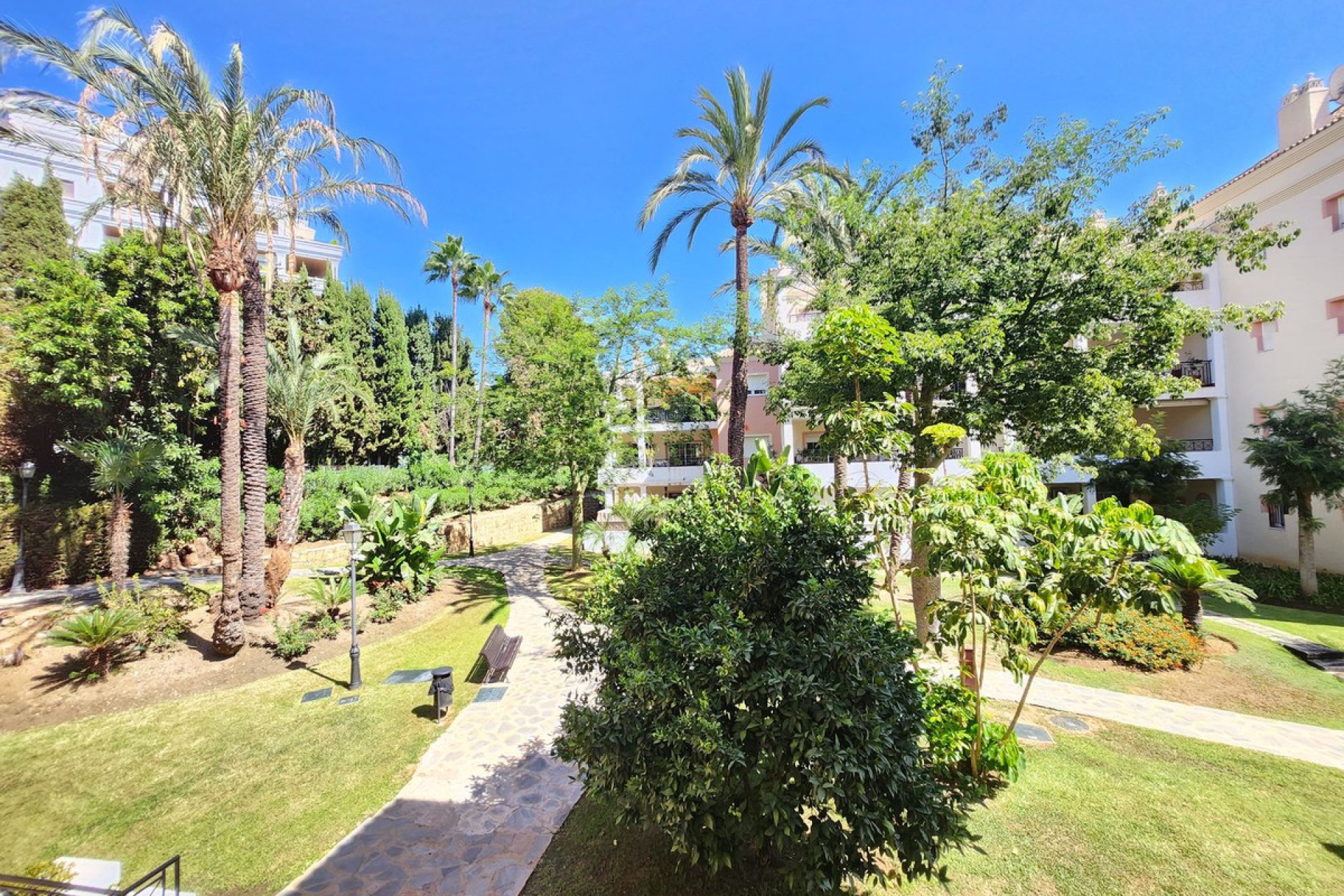 Resale - Apartment - Middle Floor Apartment - Marbella - Nueva Andalucia