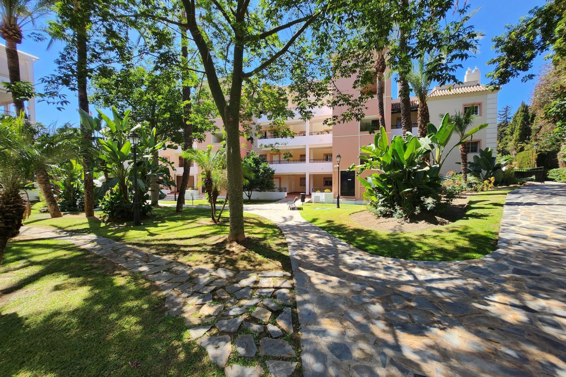 Resale - Apartment - Middle Floor Apartment - Marbella - Nueva Andalucia