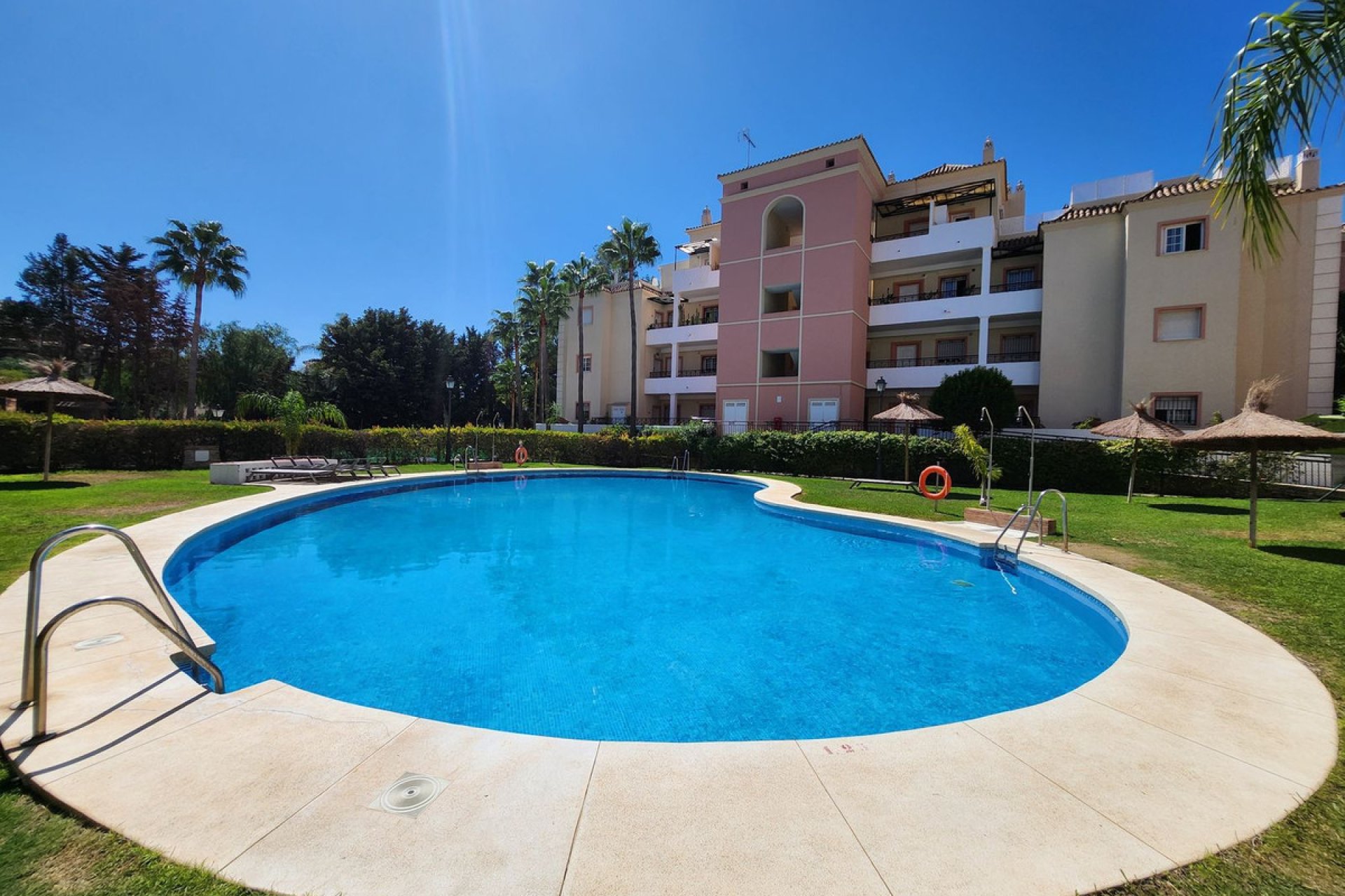 Resale - Apartment - Middle Floor Apartment - Marbella - Nueva Andalucia