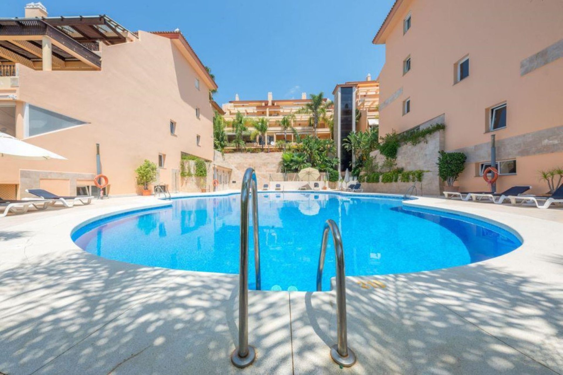 Resale - Apartment - Middle Floor Apartment - Marbella - Nueva Andalucia