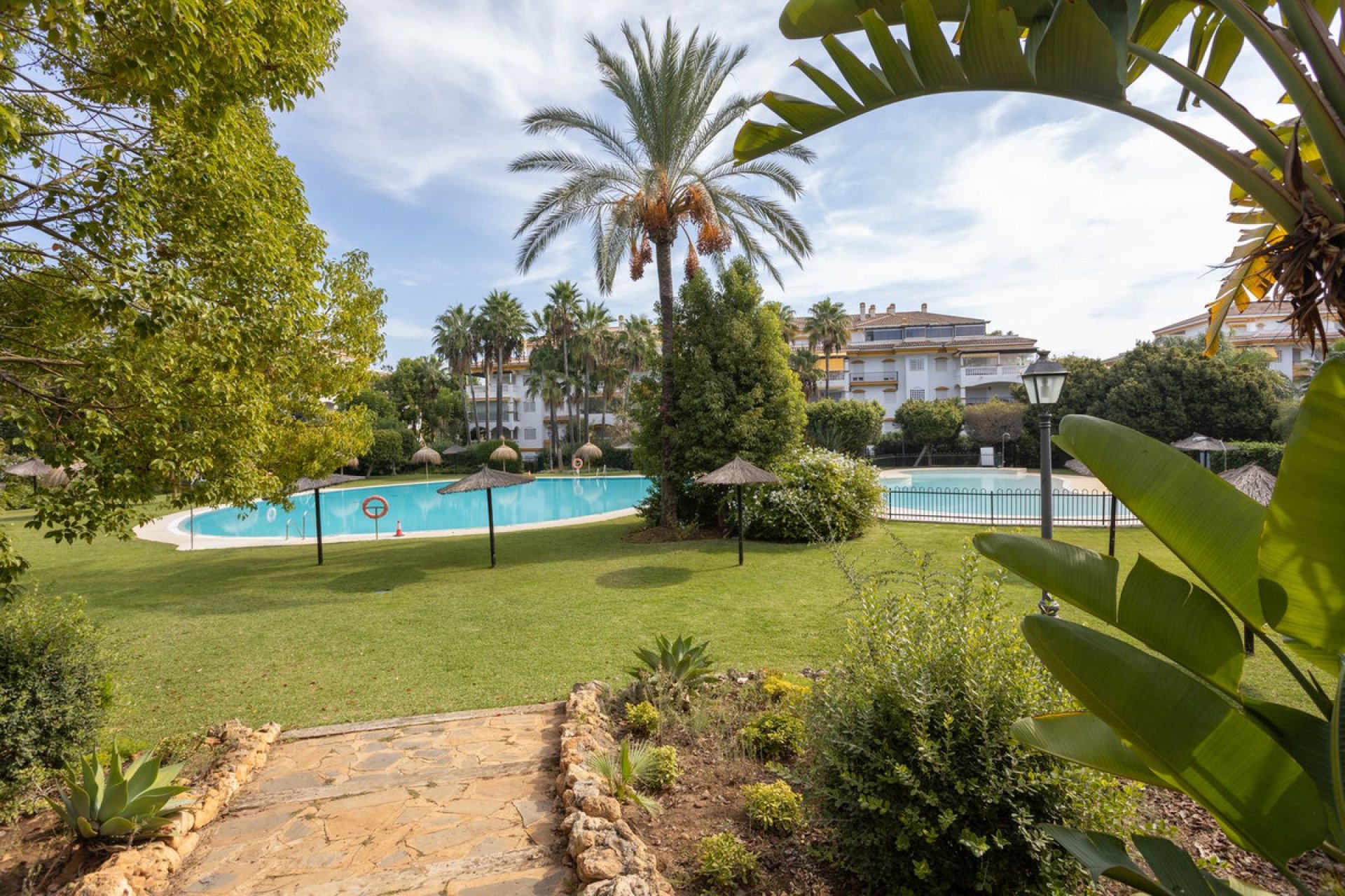 Resale - Apartment - Middle Floor Apartment - Marbella - Nueva Andalucia