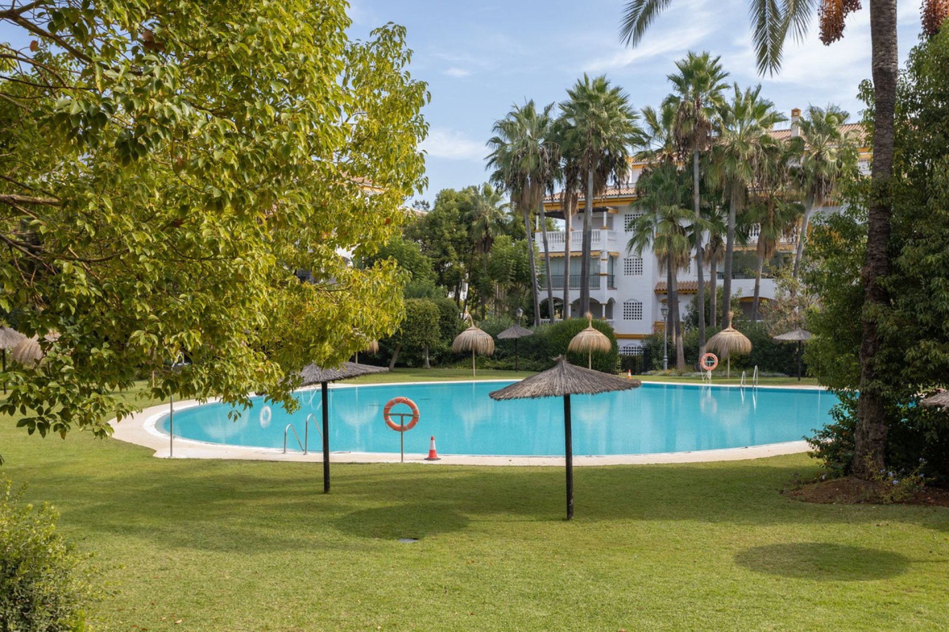 Resale - Apartment - Middle Floor Apartment - Marbella - Nueva Andalucia