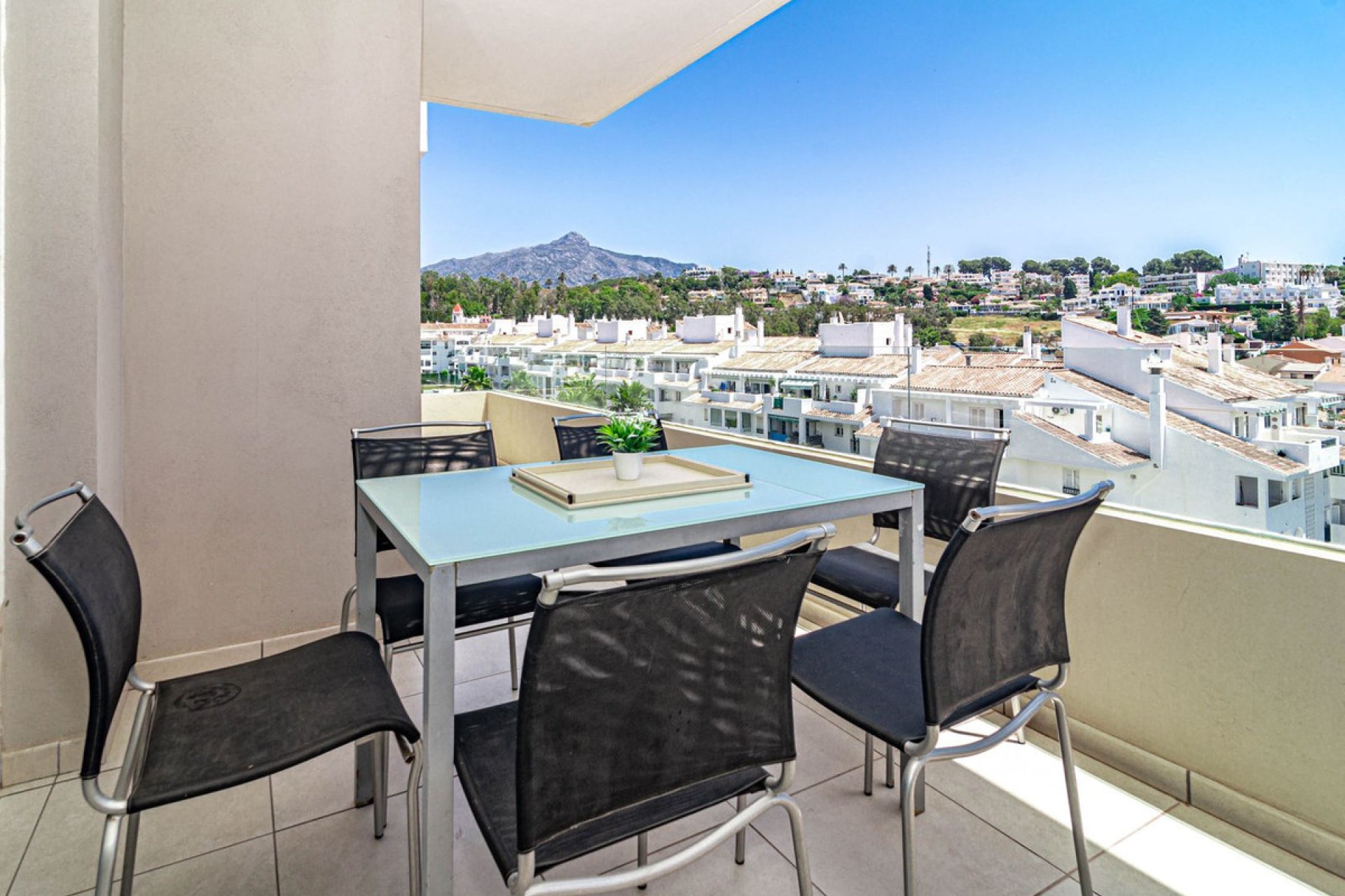 Resale - Apartment - Middle Floor Apartment - Marbella - Nueva Andalucia