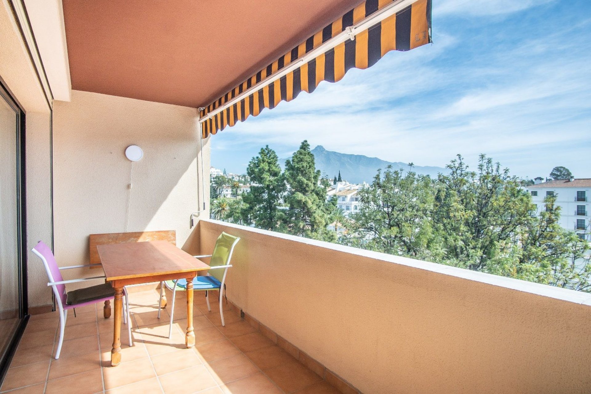 Resale - Apartment - Middle Floor Apartment - Marbella - Nueva Andalucia