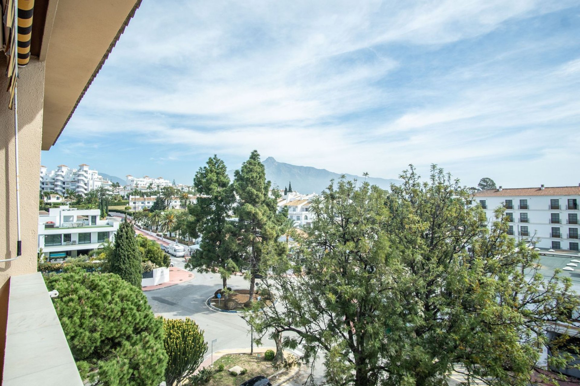 Resale - Apartment - Middle Floor Apartment - Marbella - Nueva Andalucia