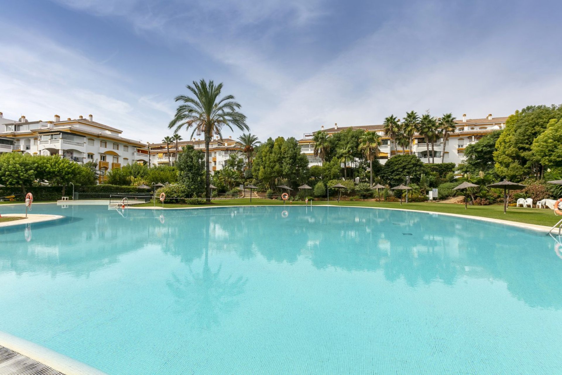 Resale - Apartment - Middle Floor Apartment - Marbella - Nueva Andalucia