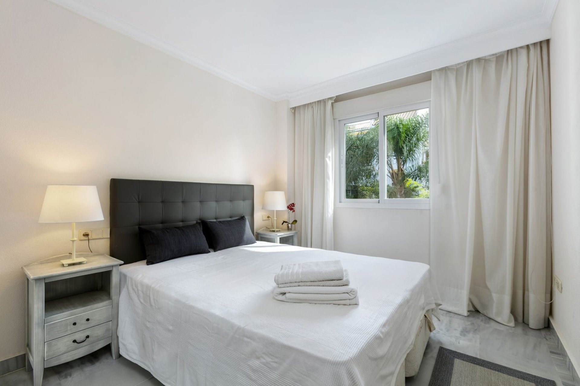 Resale - Apartment - Middle Floor Apartment - Marbella - Nueva Andalucia